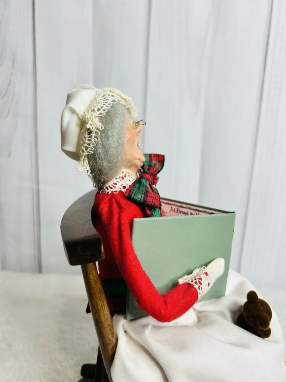 Byers Choice The Carolers Mrs. Claus Rocking Chair Wooden Base 1986 Vintage